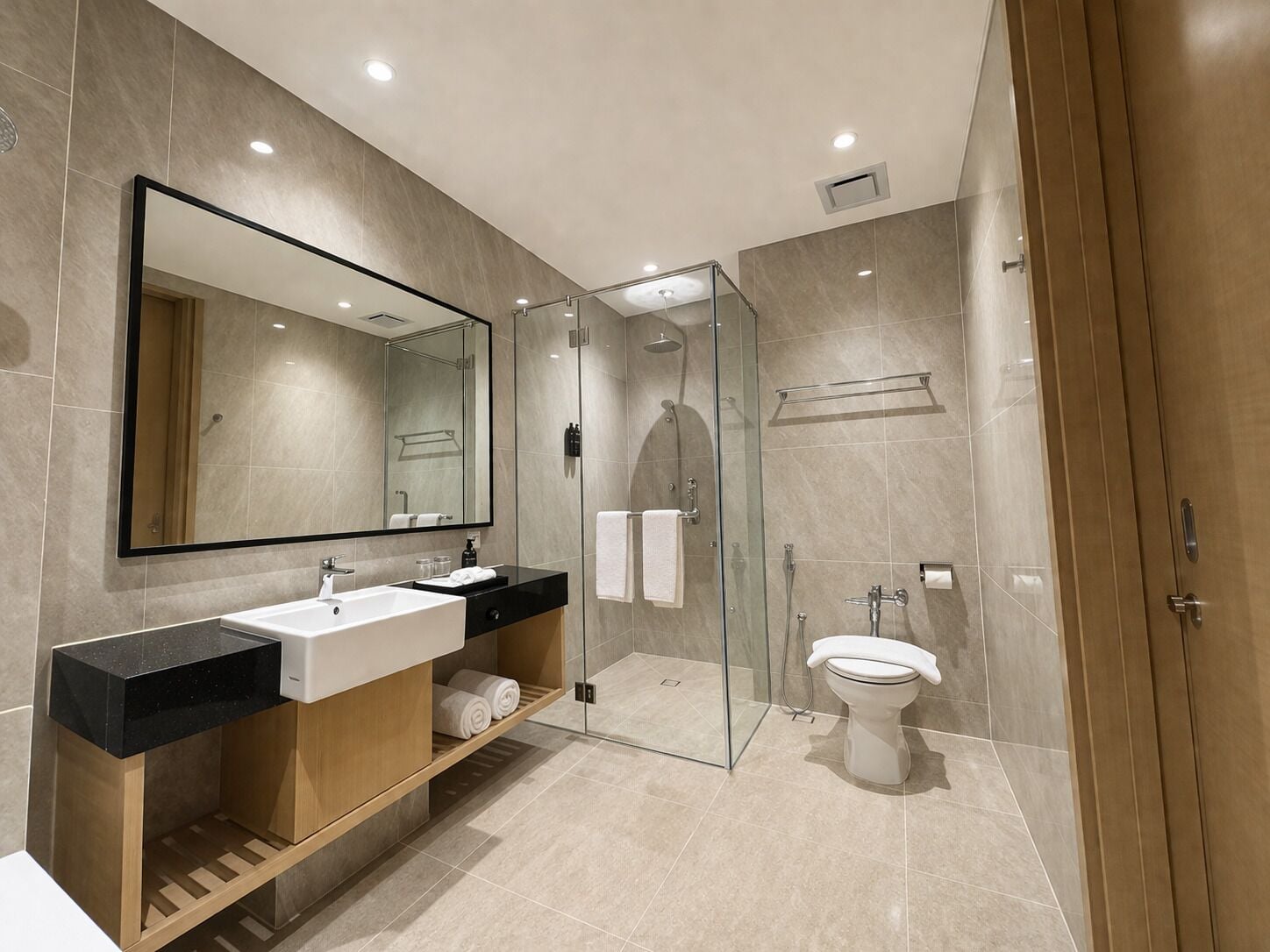 Chambre Exécutive | Salle de bain | Douche, articles de toilette gratuits, sèche-cheveux, chaussons