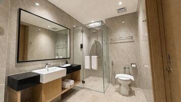 Chambre Exécutive | Salle de bain | Douche, articles de toilette gratuits, sÚche-cheveux, chaussons