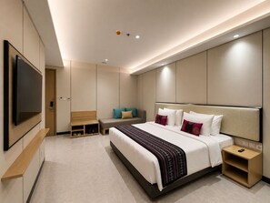Habitación ejecutiva | Minibar con artículos gratuitos, caja fuerte, escritorio