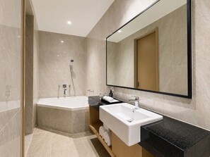 Premium kamer | Badkamer | Een douche, gratis toiletartikelen, een haardroger, pantoffels