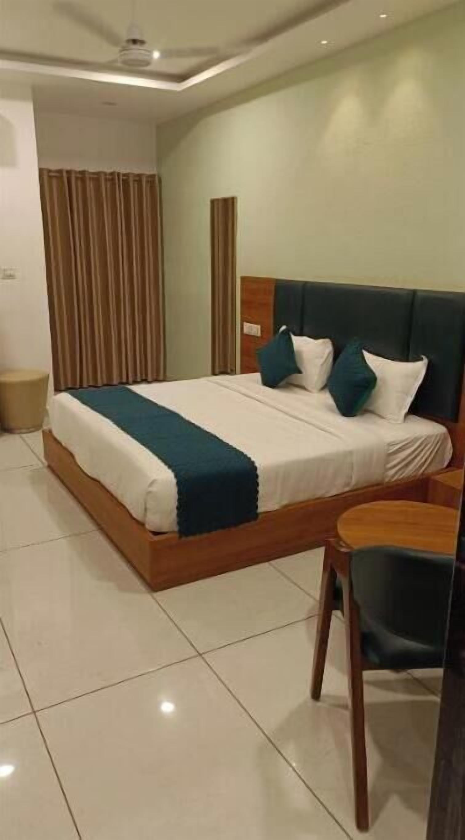 Deluxe Room | Desk, free WiFi