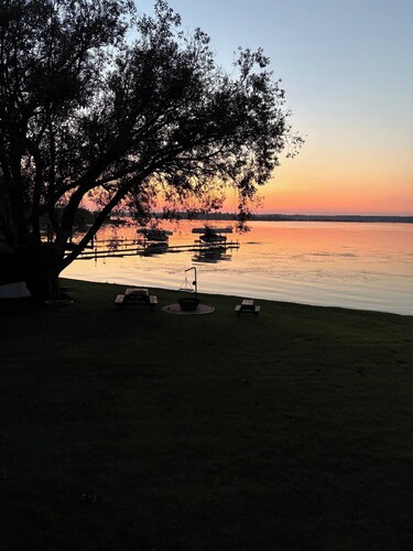 Spacious 4-season Cabin With Lakefront Views in Silver Sands
