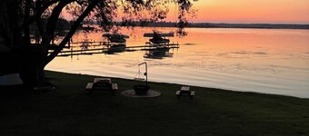 Spacious 4-season Cabin With Lakefront Views in Silver Sands