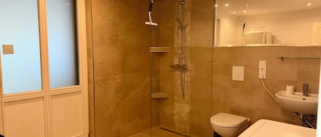 Douche, bidet, serviettes fournies, papier toilette