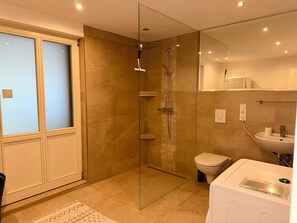 Doccia, bidet, asciugamani, carta igienica