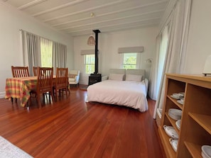 Internet, bed sheets - House in the Farm (Dairy Flat)