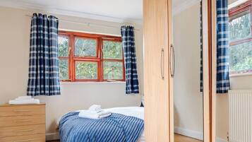 Iron/ironing board, travel cot, free WiFi, bed sheets