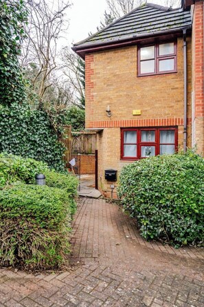 Property grounds - Beautifully comfortable one bedroom haven. A garden space and private free park (London)