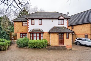 Exterior - Beautifully comfortable one bedroom haven. A garden space and private free park (London)