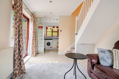 Beautifully comfortable one bedroom haven. A garden space and private free park