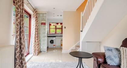 Beautifully comfortable one bedroom haven. A garden space and private free park