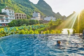 Outdoor pool - Yangshuo Liulianjian Homestay (Yangshuo)