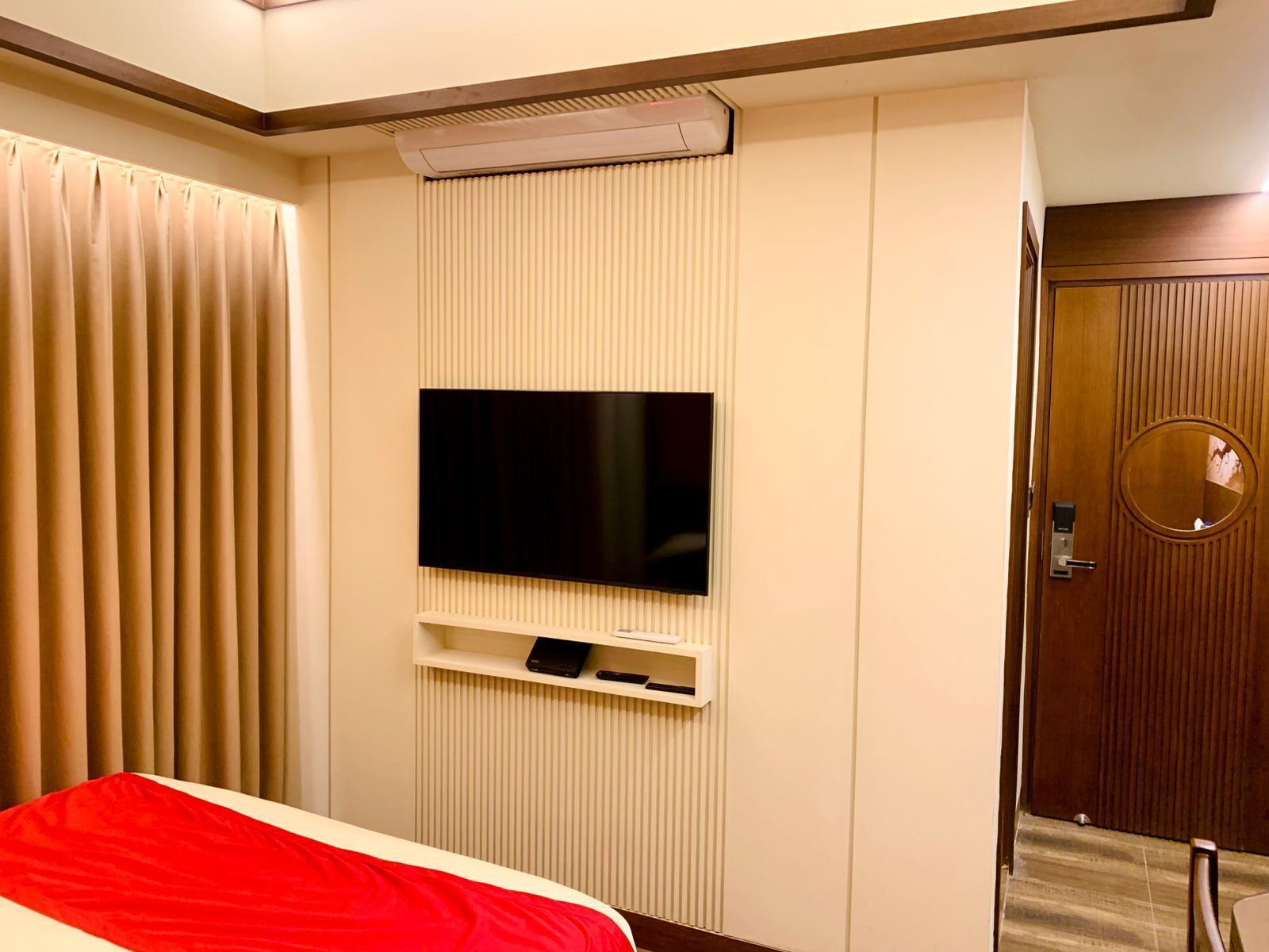 Skrivebord, skrivebord for bærbar PC og wi-fi (inkludert)