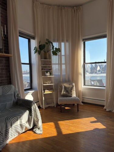 Luxury Loft with High Ceilings +
Manhattan Views