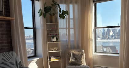 Luxury Loft with High Ceilings +
Manhattan Views