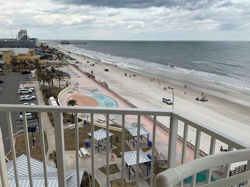 Direct N.E.Corner of the HARBOUR BEACH RESORT 
Penthouse Suite 814 @ 615 sqft.