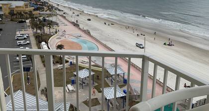 Direct N.E.Corner of the HARBOUR BEACH RESORT
Penthouse Suite 814 @ 615 sqft.