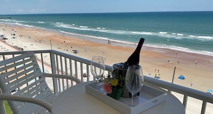 Priced 50% off. Beach-Corner Oceanfront Suite Penthouse view
Harbour Beach 814