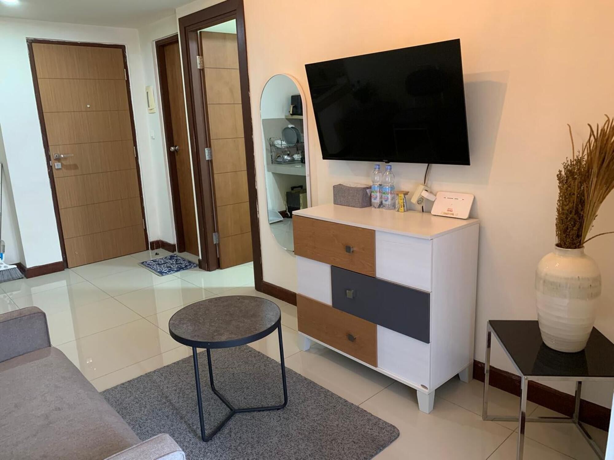 Apartment, 2 Schlafzimmer | Wohnbereich | 16-cm-LCD-Fernseher mit Kabelempfang