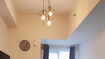 Apartment, 2 Schlafzimmer | Wohnbereich | 16-cm-LCD-Fernseher mit Kabelempfang