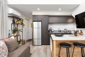 TV - Boutique Sophisticated One Bedroom Hideaway (Christchurch)