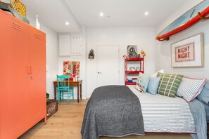 Desk, iron/ironing board, WiFi, bed sheets
