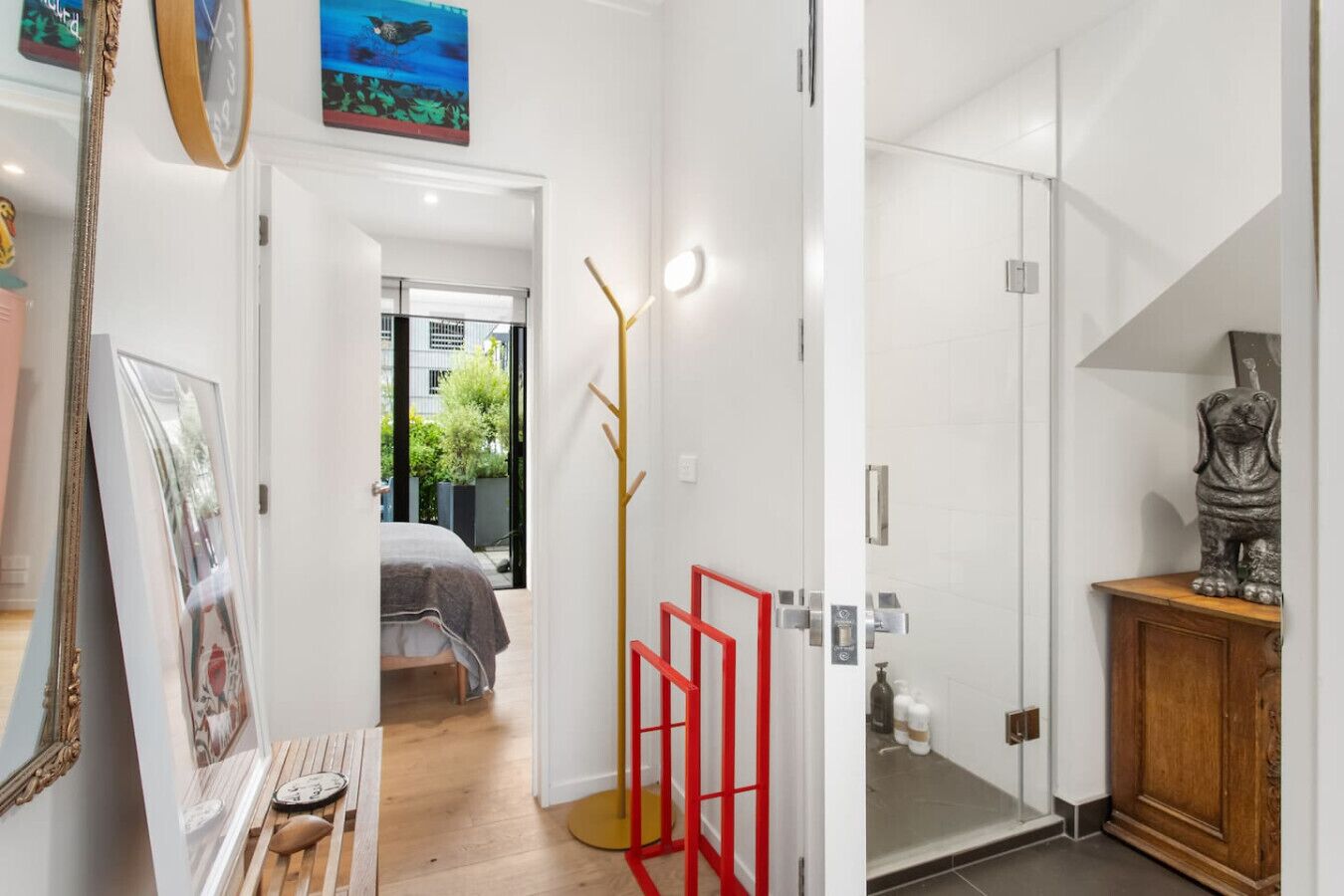 Escritorio, tabla de planchar con plancha, wifi y ropa de cama