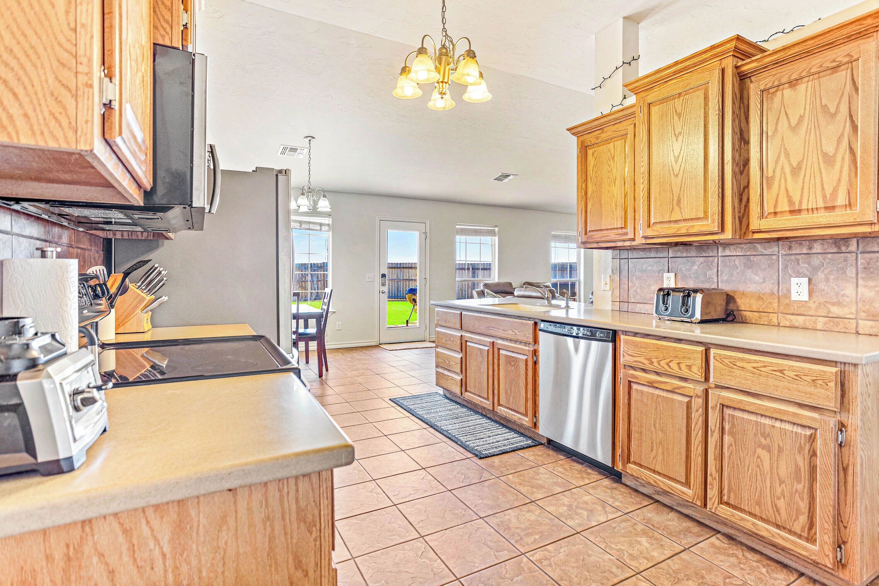 Four à micro-ondes, un four, surface de cuisson, lave-vaisselle