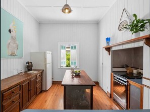 Microwave, oven, stovetop, dishwasher - 3br Queenslander, close to city, transport and shops (Cannon Hill)