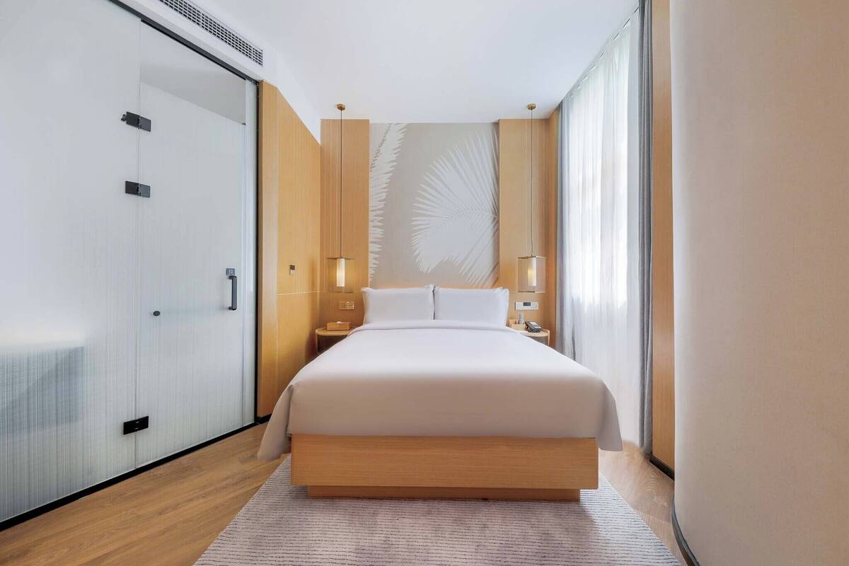 Kamar Double Standar | Tirai kedap cahaya, kedap suara, setrika/meja setrika, dan Wi-Fi gratis