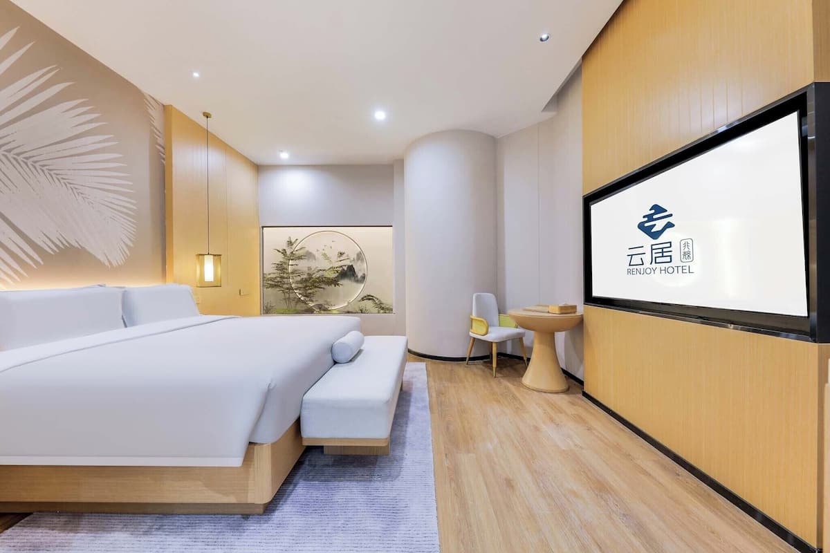 Kamar Double Basic | Tirai kedap cahaya, kedap suara, setrika/meja setrika, dan Wi-Fi gratis