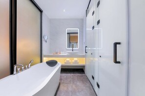 Luxury Double Room | Bathroom | Free toiletries, hair dryer, slippers, towels - Sanya Coconut Dream Corri RenJoy Hotel (Sanya)