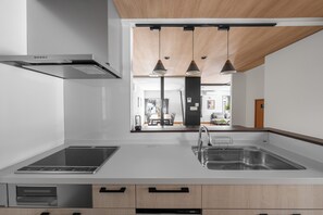 Refrigerador, microondas, placa de cocina, lavavajillas