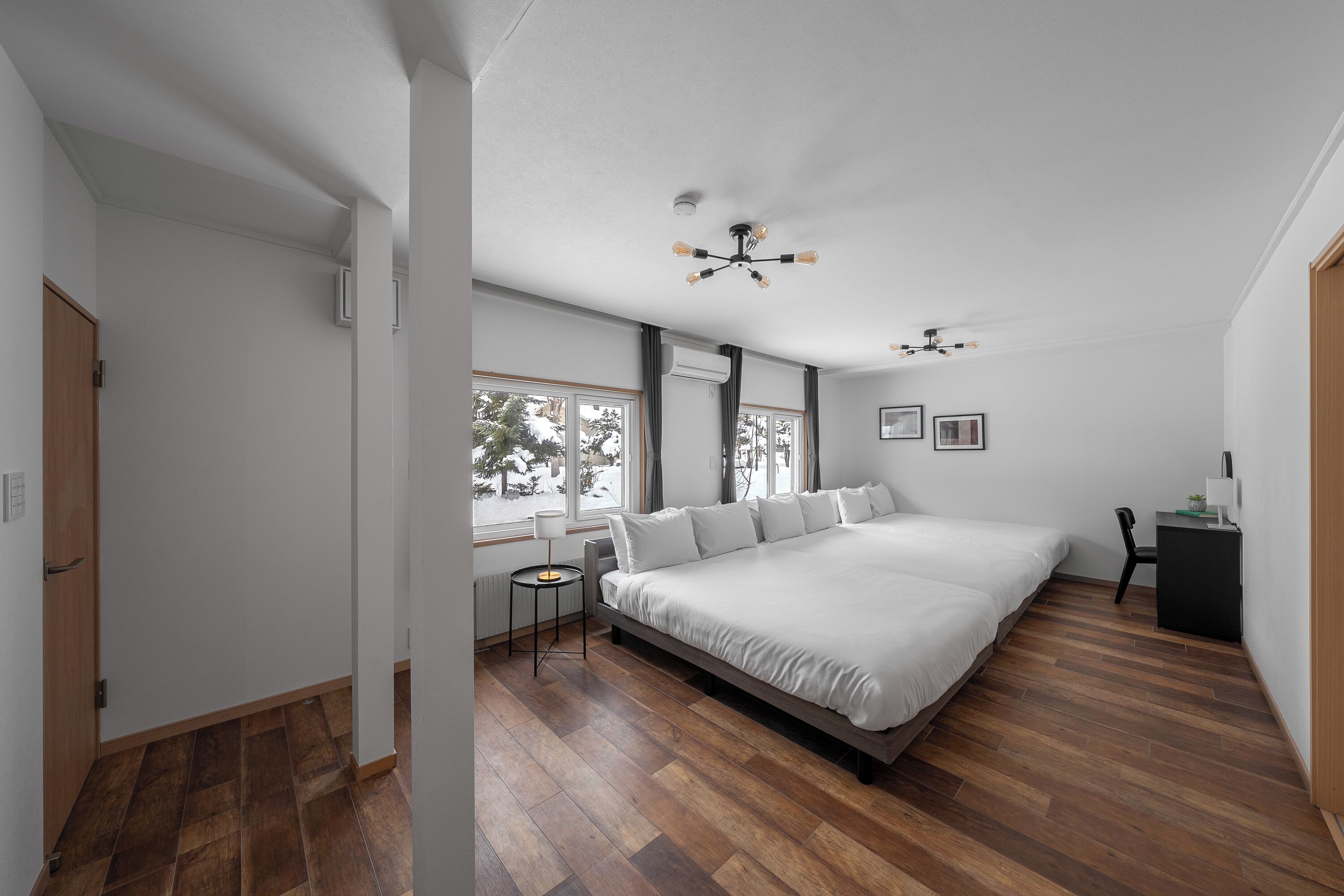 Escritorio, tabla de planchar con plancha y wifi gratis 