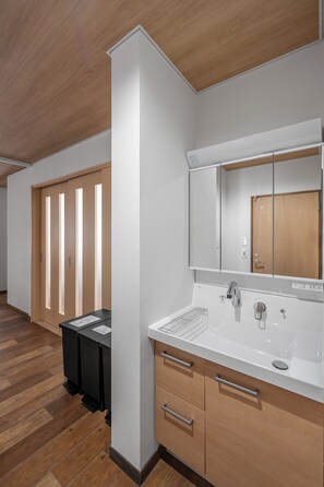 Apartemen | Kamar mandi | Pengering rambut, sandal, handuk, dan sampo