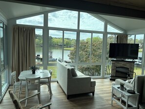 Smart TV, fireplace