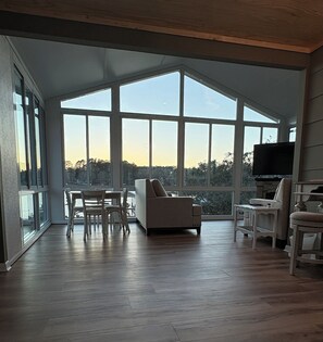 Smart TV, fireplace