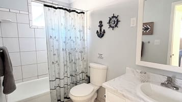 Douche, sĂšche-cheveux, serviettes fournies, savon