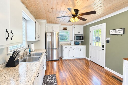 Sunsets on Sinclair - Sleeps 6, Waterfront, Fire pit, Kayaks, Games + MORE!