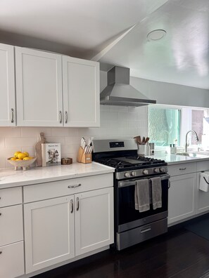 Microondas, horno, placa de cocina y lavavajillas