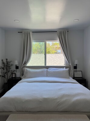 Tabla de planchar con plancha, wifi, ropa de cama