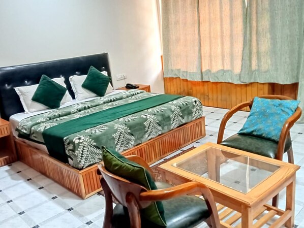 Room | Laptop workspace, free WiFi - The Adventure Home (Shimla)