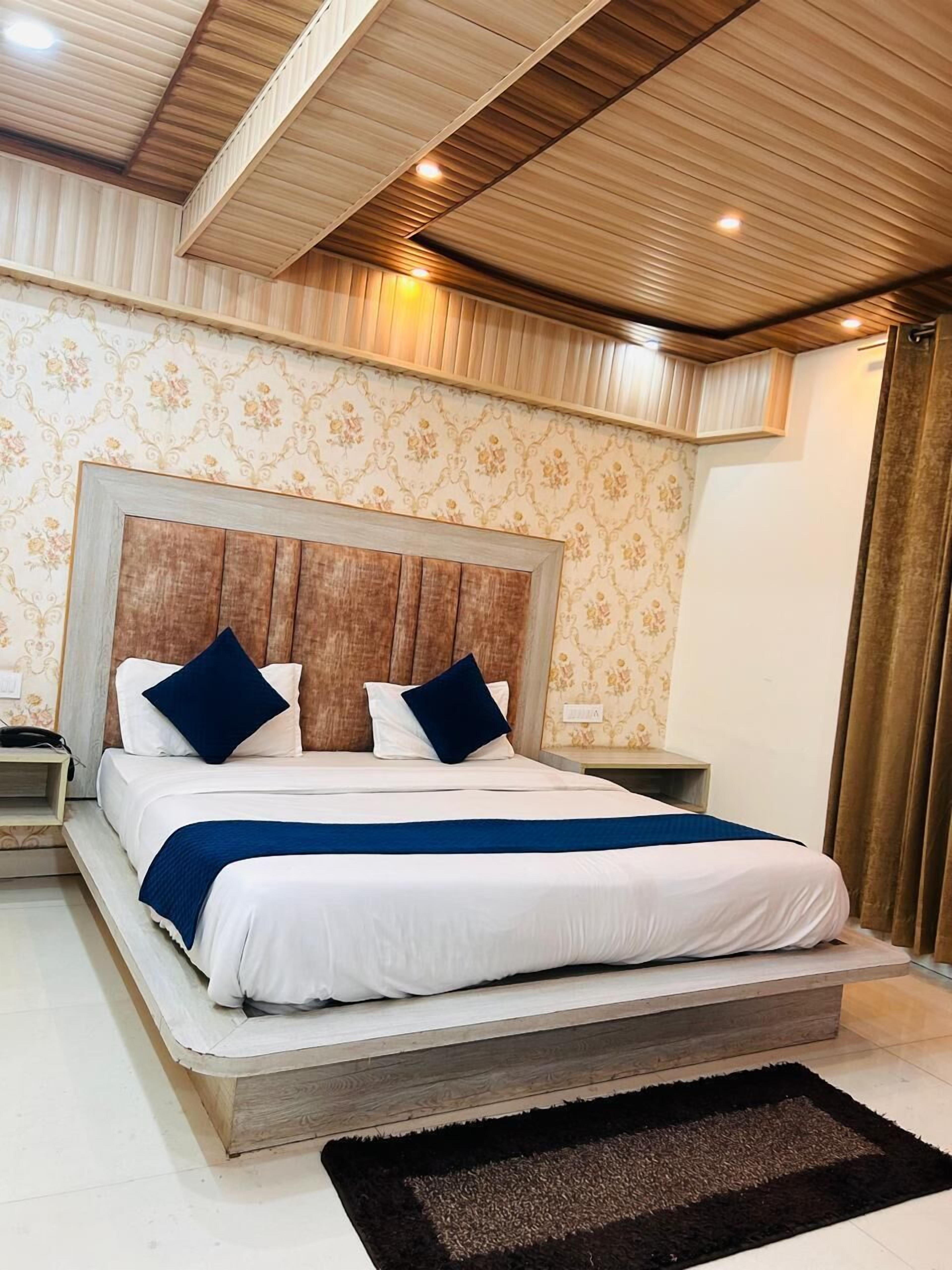 Room | Laptop workspace, free WiFi