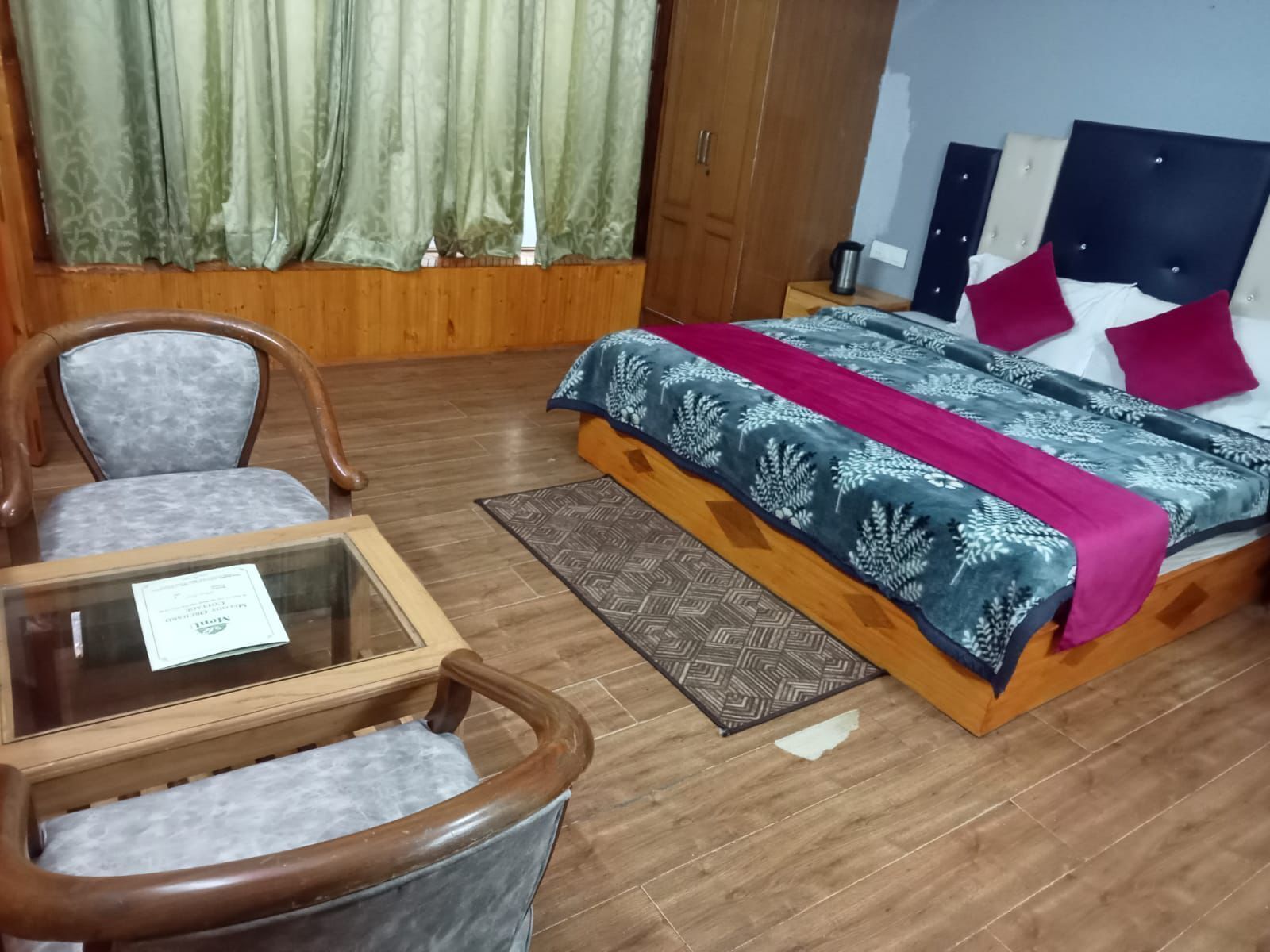 Room | Laptop workspace, free WiFi