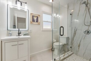 Bruser, hårtørrer, håndklæder, Sæbe