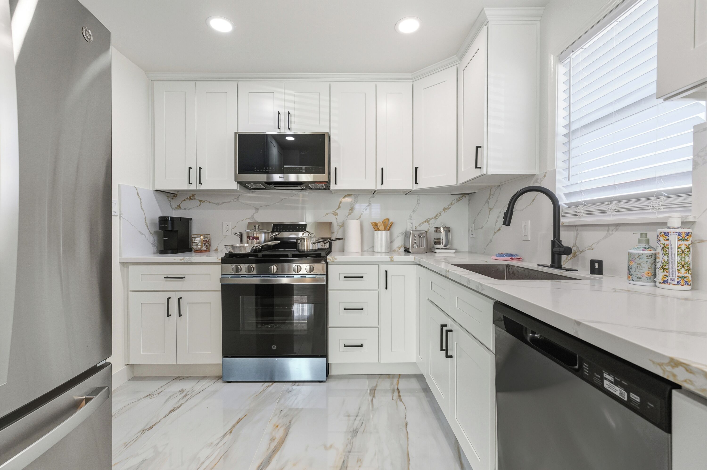 Coffee/tea maker, fridge, microwave, oven