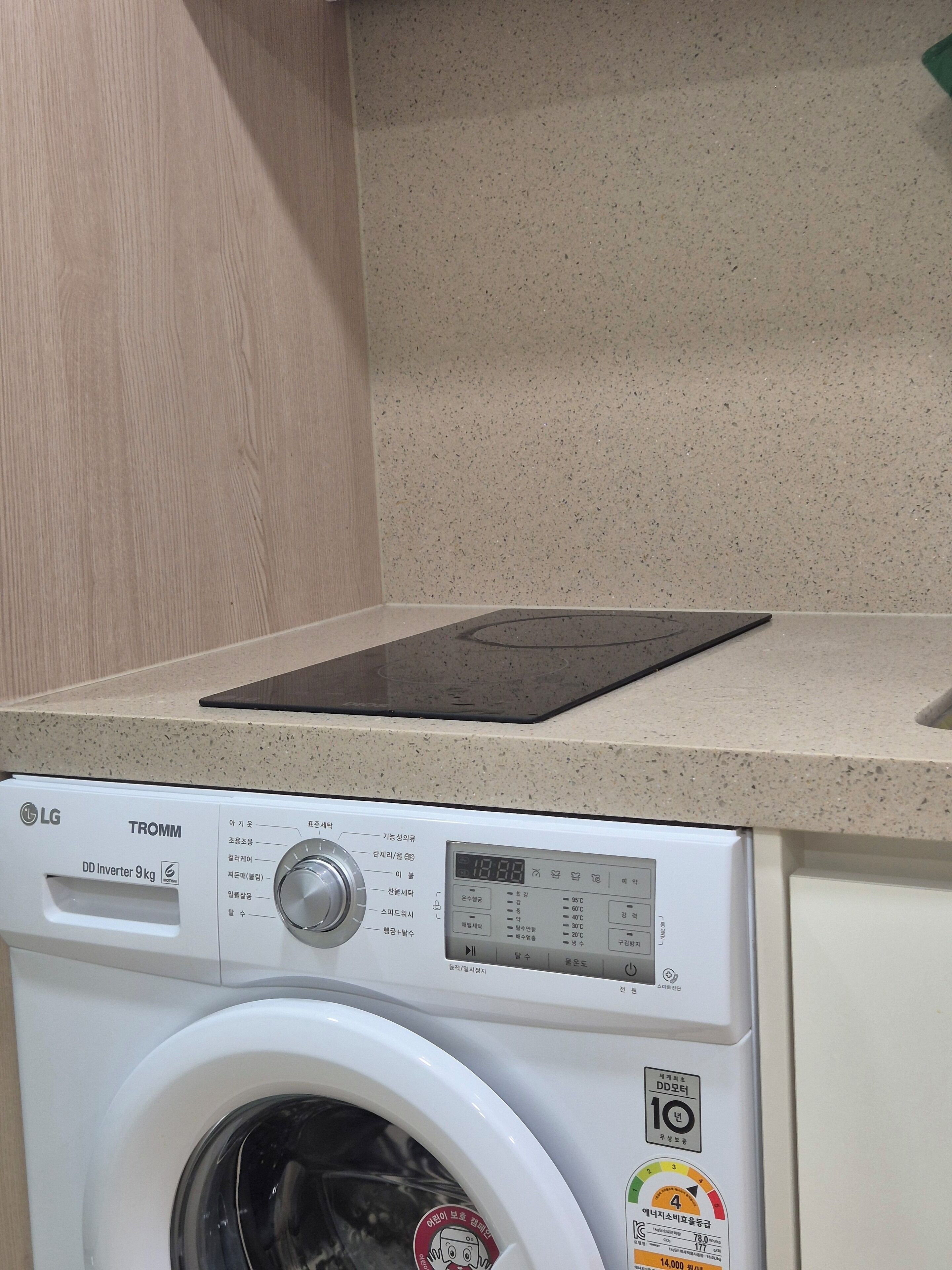 Une machine à laver LG TROMM blanche, dotée d’un panneau de commande, d’un écran numérique et d’une capacité de 9 kg.