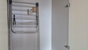 Moderni kylpyhuone, jossa on sisäänrakennettu pyyheteline, peili ja säilytyskaappi.