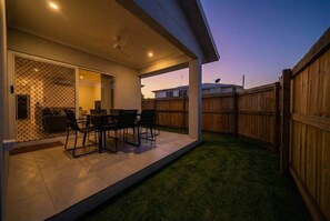 Outdoor dining - Modern Retreat Close to Everything (Currajong)