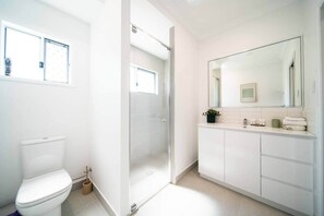 Bathroom - Modern Retreat Close to Everything (Currajong)